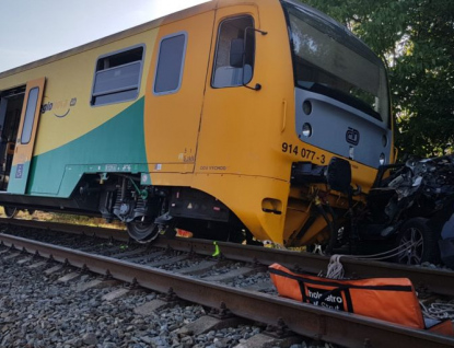 Tragická nehoda na železničním přejezdu. Střet s vlakem muž nepřežil 