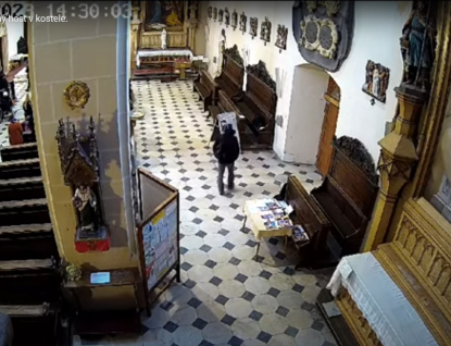 V kostele ukradl fotoaparát za téměř 25 tisíc korun 