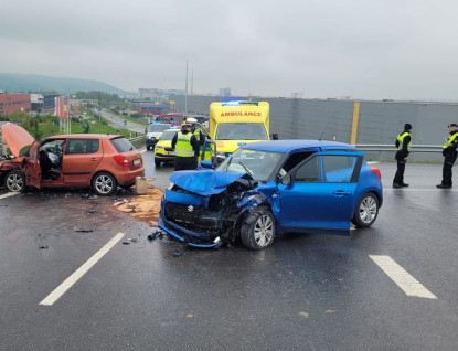 Při střetu dvou vozidel utrpěly zranění čtyři osoby