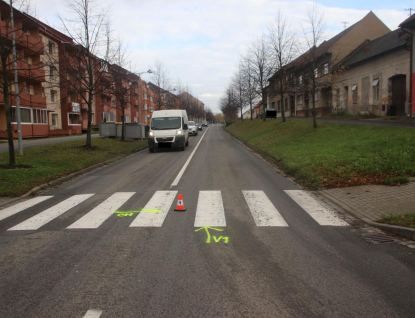 Řidič srazil chodkyni, odvezl ji do školy a ujel. Policie hledá svědky