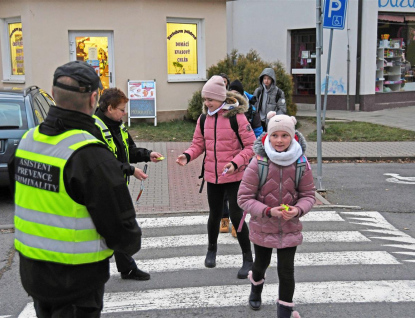 Chodci ve Valmezu dostali reflexní prvky