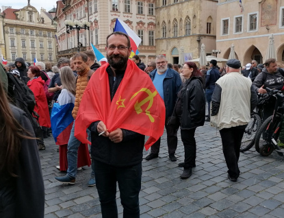 Symbol Putinovy války je v Česku důvodem pro policejní zásah. Zatýkat by se mělo i za srp a kladivo