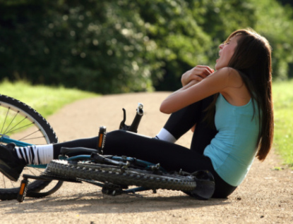 Opilá cyklistka způsobila dopravní nehodu