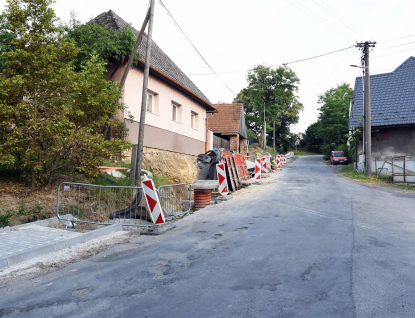 Meziříčská radnice dokončuje chodník ve Lhotě