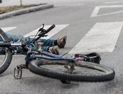 Cyklista zemřel po pádu na jízdním kole. Neměl nasazenou přilbu 