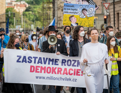 Chvilkaři na pochodu Prahou nechali Marii Benešové přede dveřmi ministerstva rezignační dopis. Na demonstraci 20. června zahájí kampaň na podporu demokratů ve volbách