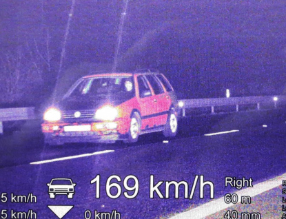 Policisté naměřili řidiči mimo obec 169km/h v obci 90km/h 