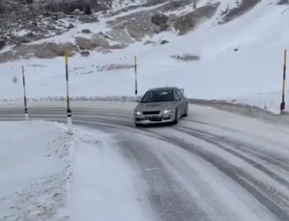 Nezodpovědné a nebezpečné chování řidičů. Zasněžené silnice lákají tzv. driftaře 