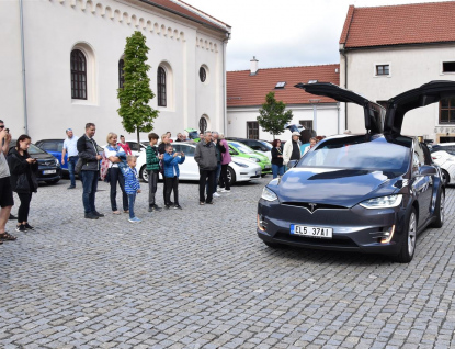 Před zámkem měly sraz elektromobily 