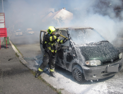 Požár osobního vozidla za  jízdy. Řidič nebyl zraněn