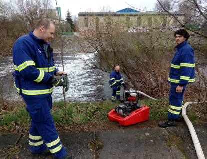 Hasiči si vyzkoušeli dálkovou dopravu vody na Malé Lhotě