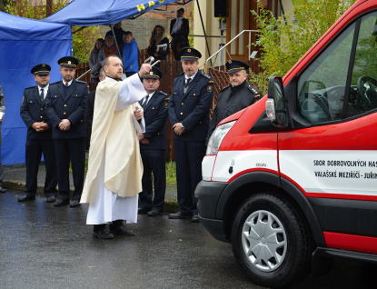 Hasiči vyjedou k zásahu v novém automobilu. Vůz jim požehnal kaplan