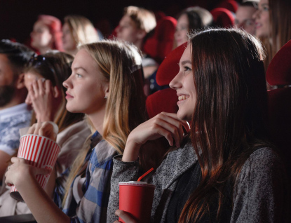 Letní kino v Rožnově promítá celé prázdniny. Přináší předpremiéru, novinky i legendární Vrchní, prchni!  