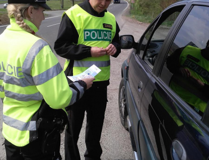 Policisté se při kontrolách zaměřili i na používání bezpečnostních pásů a dětských autosedaček 