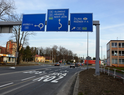 Křižovatka ve Valašském Meziříčí má nové dopravní značení