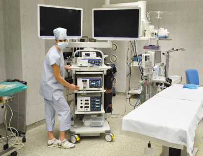 Lékaři Nemocnice AGEL Valašské Meziříčí operují pomocí nové moderní laparoskopické věže