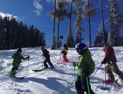 Srbští školáci z partnerského Čačaku lyžovali ve Velkých Karlovicích