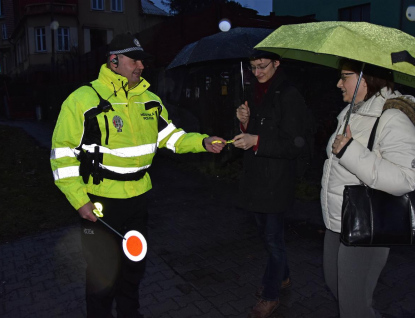 Městská policie ve Valašském Meziříčí rozdávala reflexní prvky