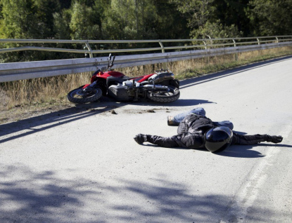 Jízdu na motorce nezvládl. Byl pod vlivem a bez řidičáku 