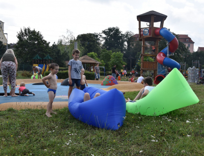 Dětské hřiště na Vodní nabízí ležení na vzduchových pohovkách