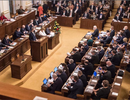 Ústavní většina populistů, komunistů a nácků = krok od propasti