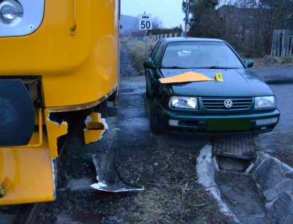 Střet osobního auta s vlakem se obešel bez zranění 