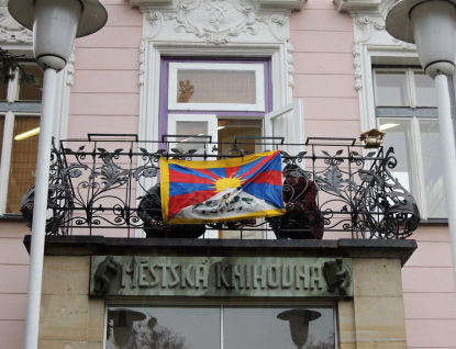 Rožnovští zastupitelé tibetskou vlajku nechtějí. Vyvěšena je alespoň na budově městské knihovny 