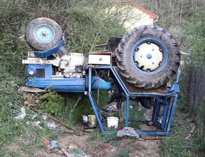 Traktor s pěti lidmi se zřítil ze svahu. Dva muži zemřeli