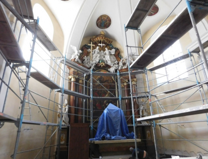 Kostel Všech svatých má novou elektroinstalaci, světla i výmalbu