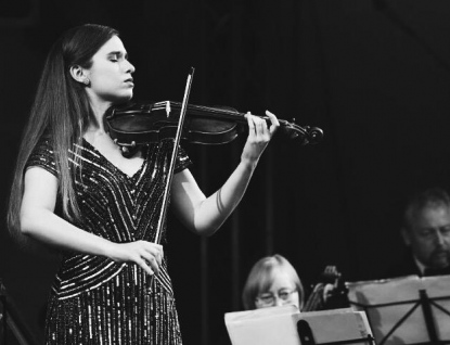 Závěrečný koncert Komorního cyklu vážné hudby ve Vsetíně bude patřit houslovému recitálu Julie Svěcené
