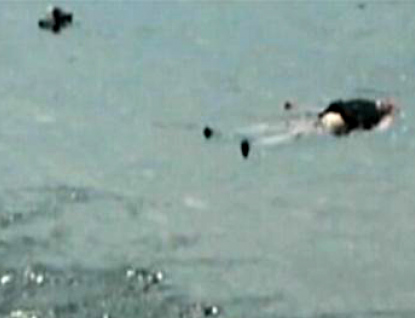 Policejní potápěči vytáhli z Bečvy mrtvého muže 