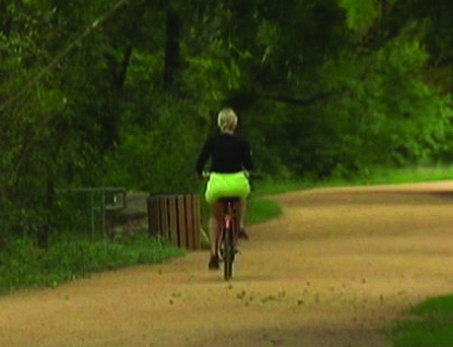 Gauner přepadl cyklistku za bílého dne na cyklostezce!