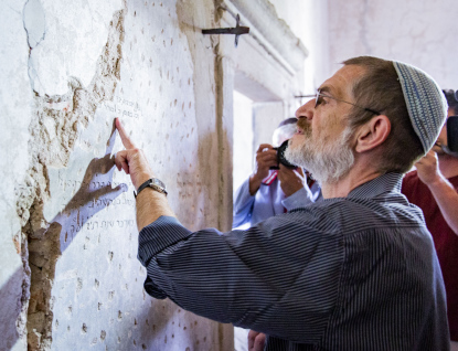 Na kurovickém hradě byl oficiálně představen unikátní židovský nápis ze 17. století