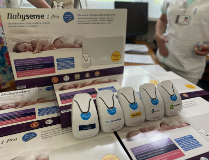 Nadace Křižovatka darovala Novorozeneckému oddělení zlínské nemocnice 27 monitorů dechu