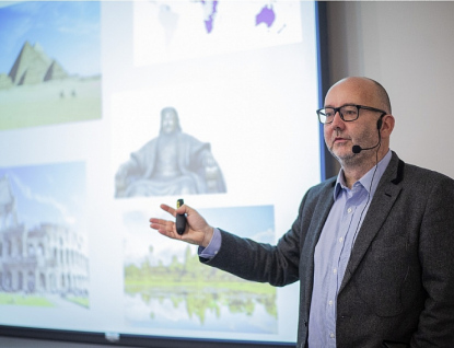 Profesor Miroslav Bárta: Sociální sítě jsou zničující jako užívání drog