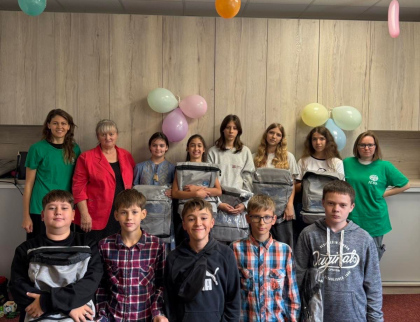 ADRA rozdávala sociálně slabým rodinám batohy se školním vybavením