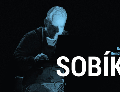 Divadlo Kontra: Sobík. Fenomenální seriál Netflixu na divadelních prknech.