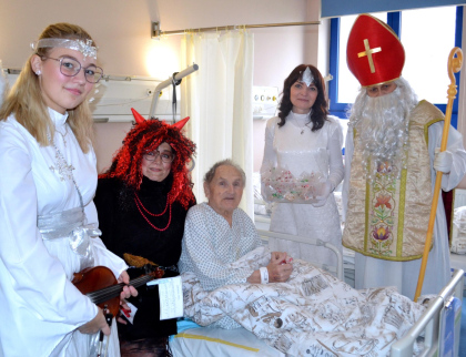Mikuláš se svou družinou ani tentokrát nezapomněl na malé i velké pacienty Nemocnice AGEL Valašské Meziříčí
