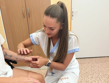 Porodnice Nemocnice AGEL Valašské Meziříčí nabízí rodičkám k přípravě na porod cross tejpy