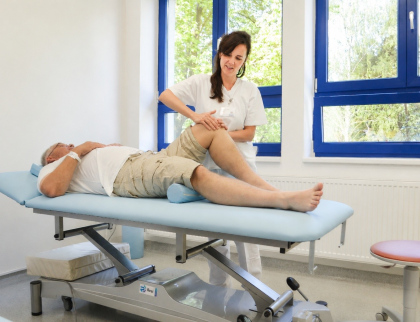 Rehabilitace Nemocnice AGEL Valašské Meziříčí posiluje vybavení o 5 nových zdravotnických lehátek