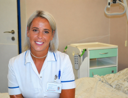 „Moderní stomické pomůcky jsou navrženy tak, aby vydržely koupání v bazénu i v moři,“ říká staniční sestra z valašskomeziříčské nemocnice Karolína Lukešová
