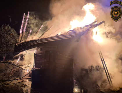 V Oznici začala v sobotu v noci hořet dřevěnice