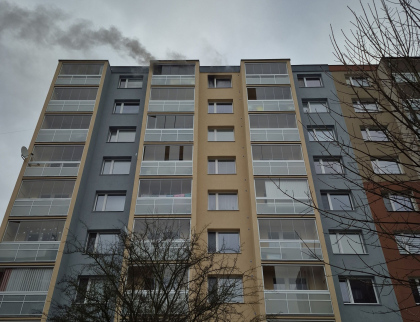 V panelákovém bytě v nejvyšším patře vypukl požár. Škoda 2 miliony 