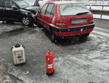 U Zašové  se bourala dvě auta. Zraněnou osobu odvezla záchranka