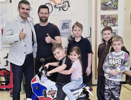 Další unikát šikovných dětí z Valmezu. Postavily zmenšeninu legendární cestovní motorky