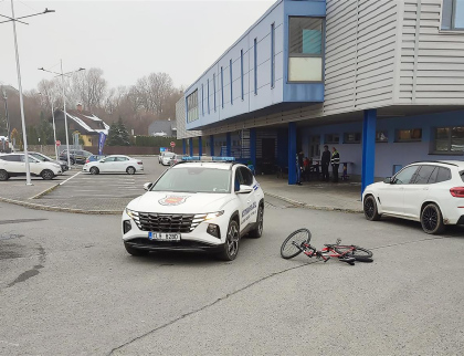 Opilý cyklista naboural ve ValMezu do strážníků