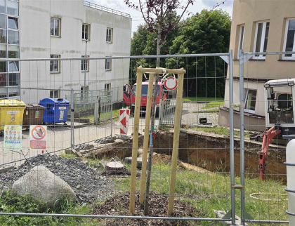 Nové polopodzemní kontejnery v ulici J. K. Tyla
