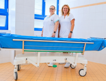 Nemocnice AGEL Valašské Meziříčí pořídila moderní sprchovací lehátko pro těžce nemocné pacienty