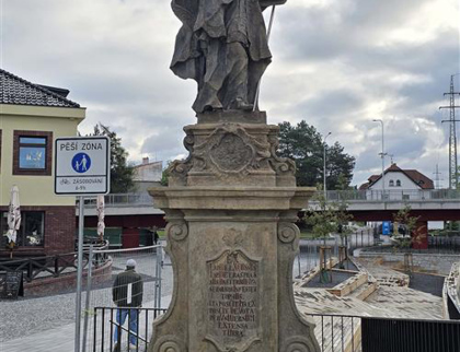 Socha svatého Libora a kříž září novotou