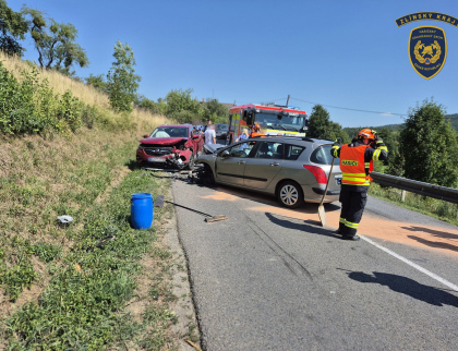 Nehoda tří automobilů si vyžádala tři zraněné